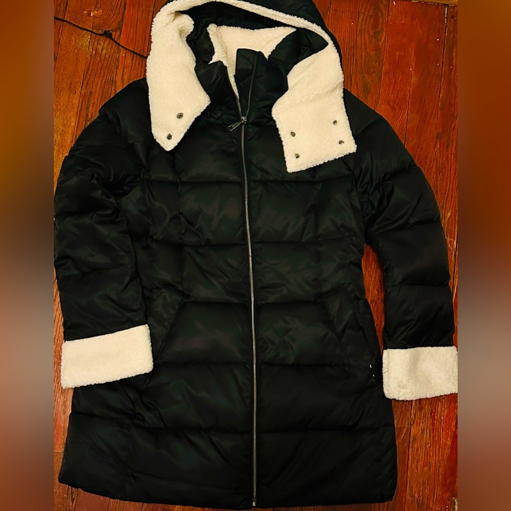 Long black furry hood coat! Perfect for the snow! 🏂